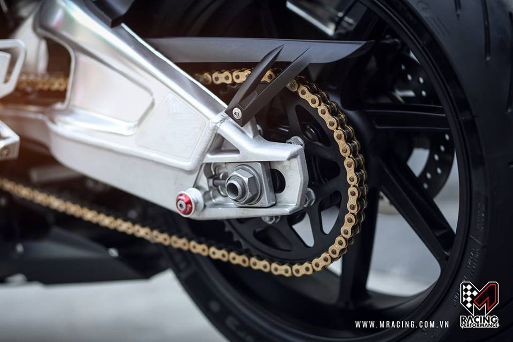 Chiêm ngưỡng vẻ đẹp khó cưỡng của siêu mô tô BMW S1000RR - ảnh 4 Chiêm ngưỡng vẻ đẹp khó cưỡng của siêu mô tô BMW S1000RR - ảnh 4