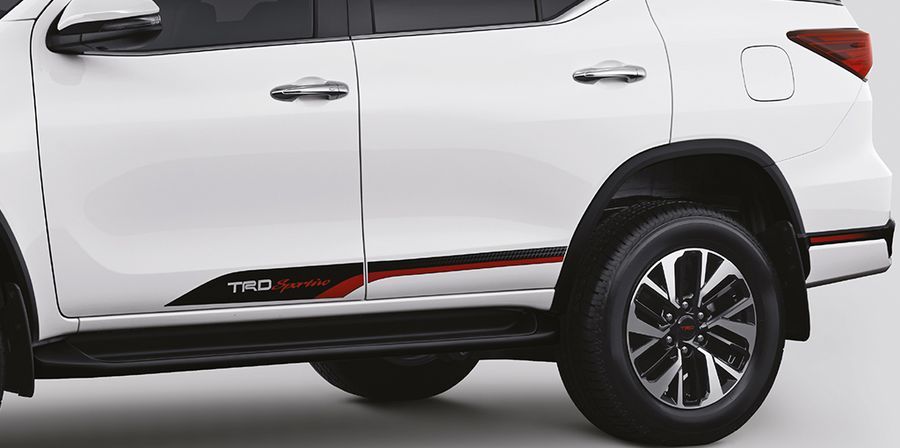 Toyota Fortuner TRD Sportivo 2017 chính thức trình làng Ấn Độ, với giá 1 tỷ VNĐ - ảnh 5 Toyota Fortuner TRD Sportivo 2017 chính thức trình làng Ấn Độ, với giá 1 tỷ VNĐ - ảnh 5
