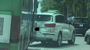 Hà Nội: Audi Q7 bị xe bus tông trúng, biến dạng phần đuôi