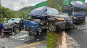 Hoà Bình: Land Rover Discovery nát đầu xe bên trái vì đấu đầu xe tải
