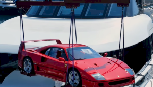 Siêu phẩm Ferrari F40 được cẩu lên du thuyền hạng sang