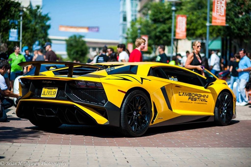 Gia đình siêu bò “quậy” tưng bừng tại lễ hội Lamborghini Festival 2015