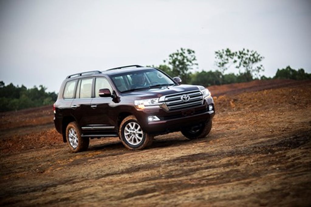 Toyota Việt Nam giới thiệu Land Cruiser 2015 giá 2,8 tỷ đồng