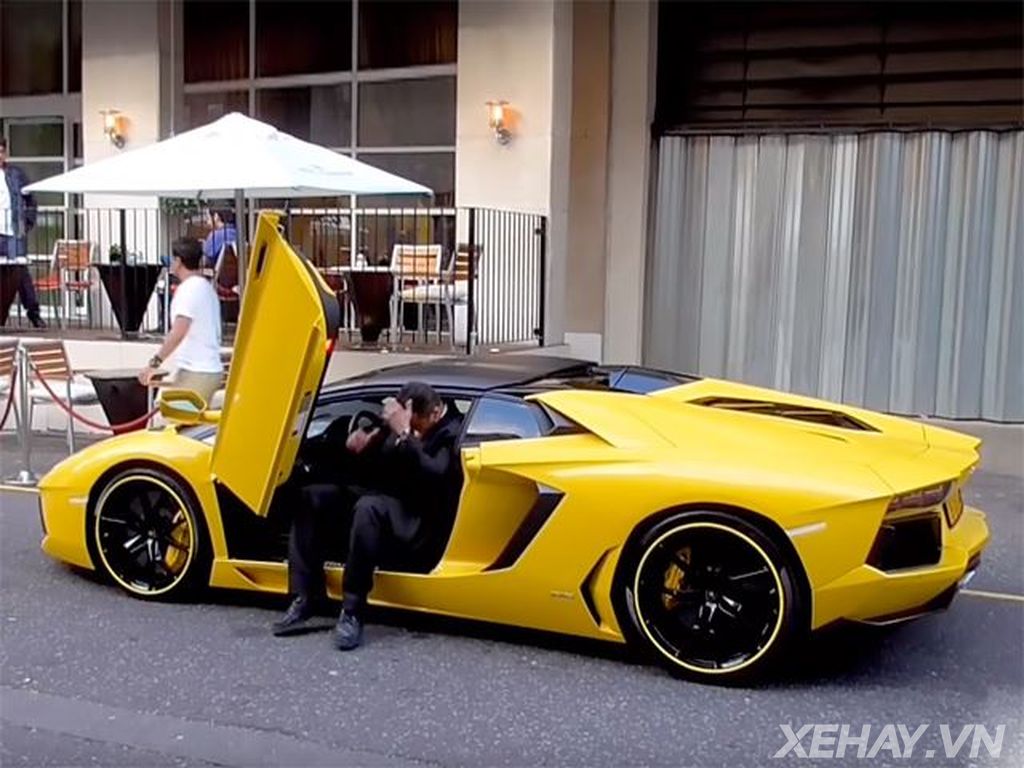VIDEO] Người đàn ông “bất lực” với Lamborghini Aventador mặc dù không quá  cao