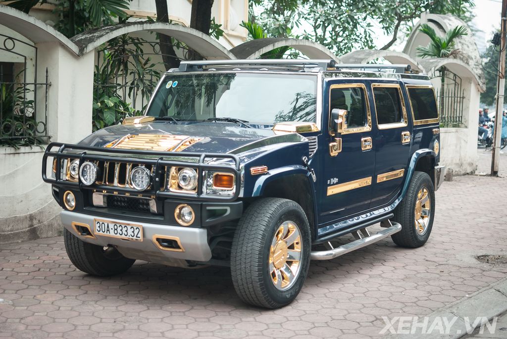 Hà Nội: Phantom rồng mạ vàng "sánh vai" cùng Hummer H2 mạ vàng trên ...