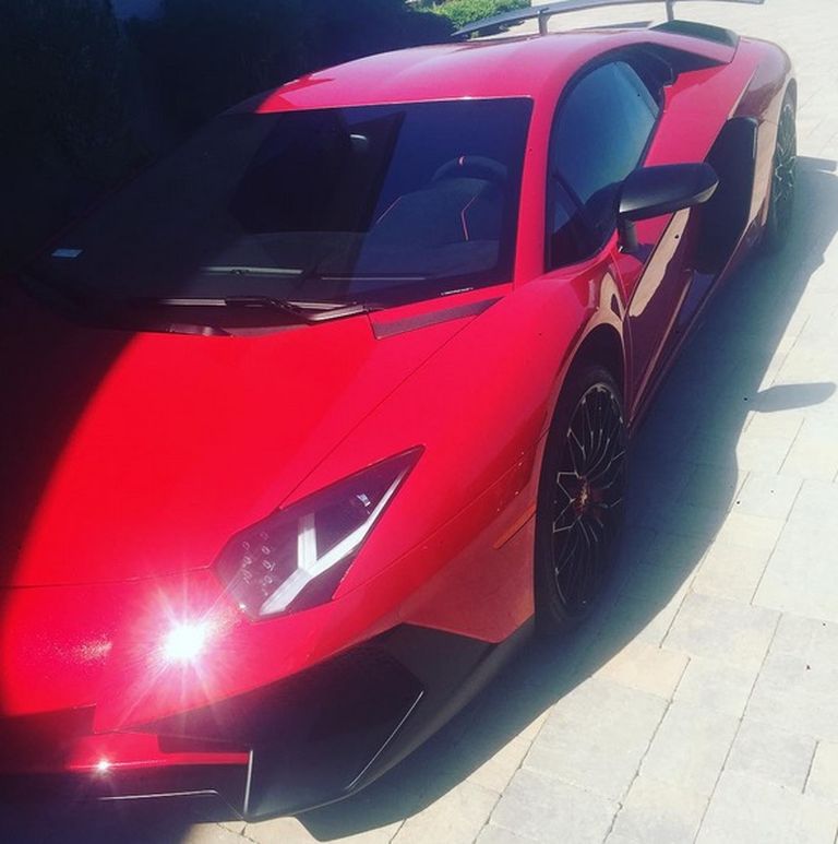 Nam ca sĩ Chris Brown làm mới bộ sưu tập bằng siêu xe Lamborghini Aventador  SV mới