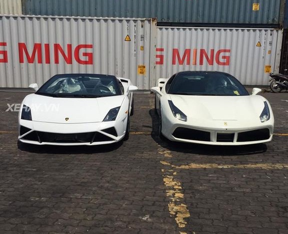 Sài Gòn: Bộ đôi Ferrari 488 GTB và Lamborghini Gallardo LP560-4 Spyder đầu  tiên xuất hiện tại cảng VICT