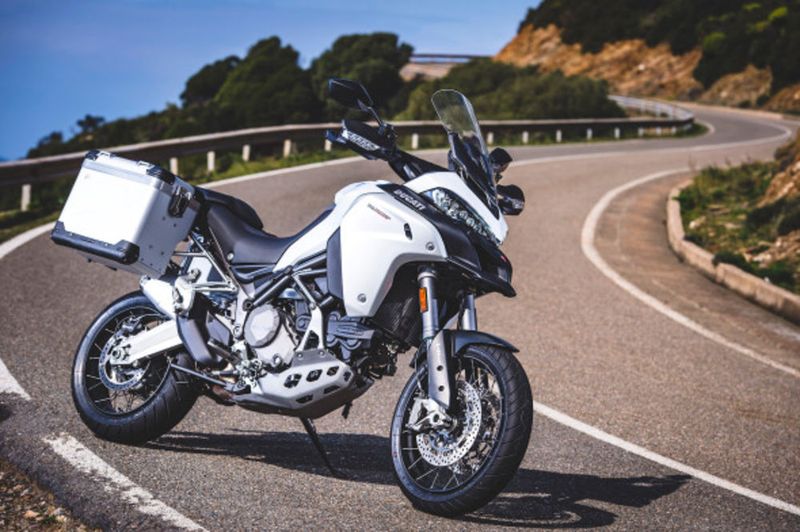 Ducati Multistrada 1200 Enduro - khát khao chinh phục mọi địa hình. Với khả năng vận hành mạnh mẽ và đầy linh hoạt, chiếc xe này sẽ đưa bạn đến những điểm đến tuyệt vời nhất. Hãy sẵn sàng cho một cuộc phiêu lưu đáng nhớ với Ducati Multistrada 1200 Enduro.