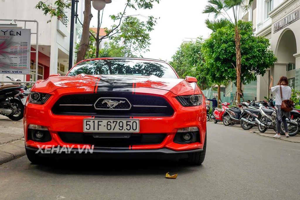 Cận cảnh hàng hiếm Ford Mustang 50th Anniversary mui trần tại Sài Gòn