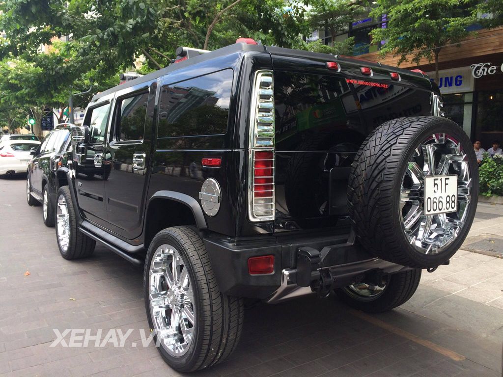 "Khủng Long" Hummer H2 bất ngờ xuất hiện trên phố đi bộ Nguyễn Huệ