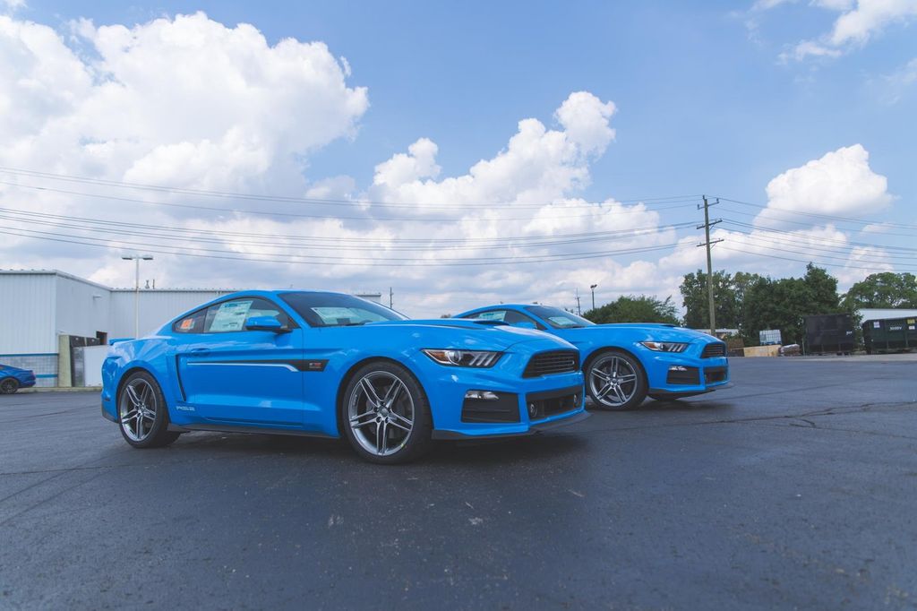 Ford Mustang Grabber Blue 2017 – Nếu bạn là một người yêu thích xe hơi, chắc chắn bạn đã nghe đến chiếc Ford Mustang Grabber Blue 2017 rực rỡ huyền bí này. Lấy cảm hứng từ những chiếc xe thể thao cổ điển, chiếc xe này đem đến cho bạn chất lượng tốt nhất và thiết kế ngoạn mục. Hãy cùng ngắm nhìn nó trong hình ảnh này nhé!