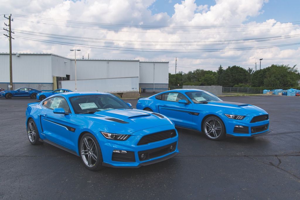 Ford Mustang Grabber Blue là chiếc xe được mong chờ nhất trong làng xe hơi. Được trang bị đầy đủ những công nghệ hiện đại nhất, chiếc xe này sẽ khiến bạn phải trầm trồ khen ngợi. Cùng chiêm ngưỡng bức ảnh chụp chiếc Ford Mustang trước khi bạn quyết định đưa nó về nhà.