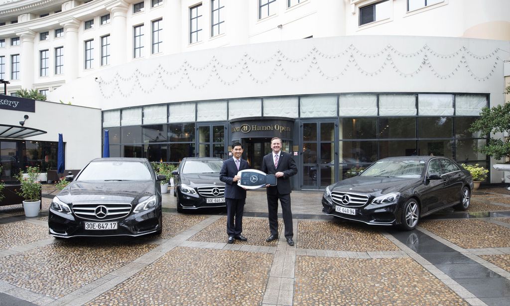 Mercedes-Benz bàn giao lô xe E-Class cho khách sạn Hilton Hà Nội Opera