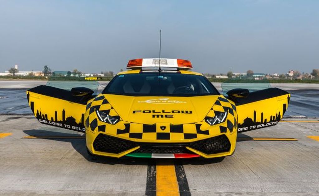Lamborghini Huracan gây choáng tại sân bay Bologna