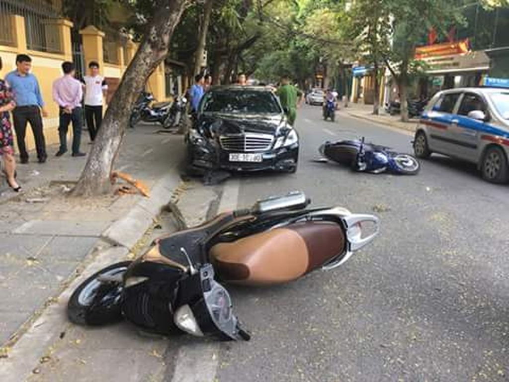 Hà Nội: Xế sang mất lái gây tai nạn liên hoàn khiến 4 người nhập viện