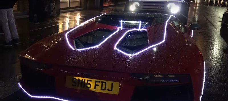 Lamborghini Aventador đón Giáng Sinh với trang trí đèn LED đẹp mắt