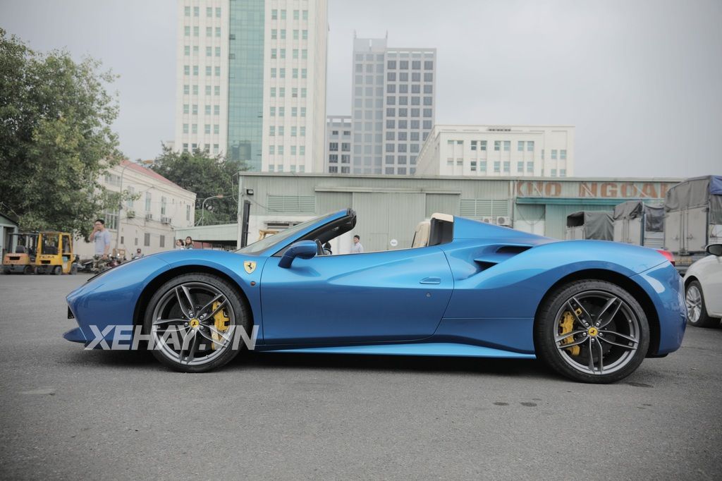 Cận Cảnh Ferrari 488 Spider đầu Tiên Tại Việt Nam