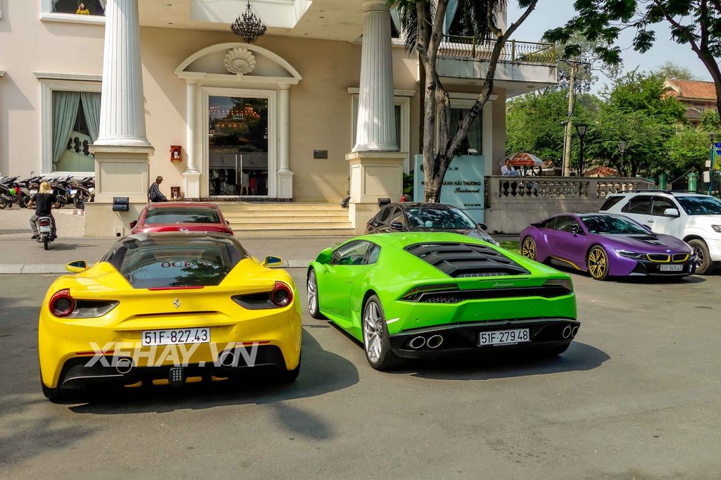 Chạm mặt cặp đôi Ferrari 488 GTB, Lamborghini Huracan của thiếu gia Họ Phan  trên phố