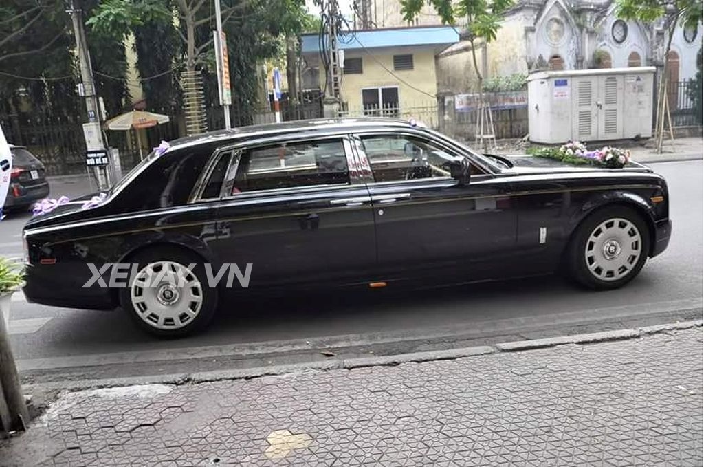 Phantom Extended is a Special Variant of the Rolls Royce Phantom Which is  220 Mm Longer Than the Standard Model Black Luxury Editorial Stock Photo   Image of moving midtown 227602233