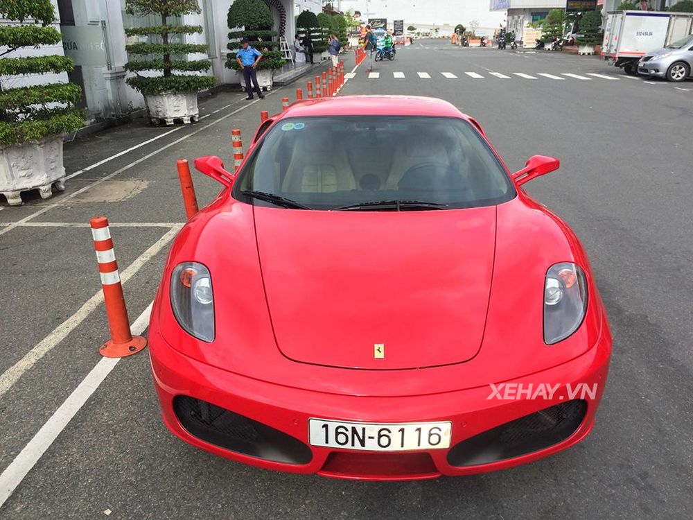 Siêu xe Ferrari F430 xuất hiện trên đường phố Sài Gòn