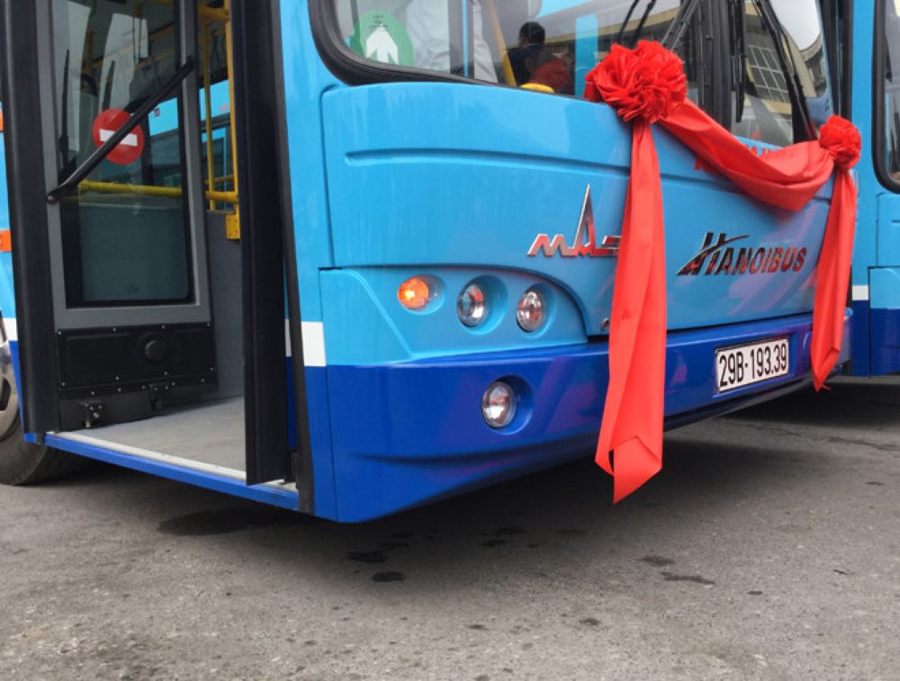 Ngắm xe buýt Hà Nội chạy động cơ Mercedes có thể nâng hạ gầm