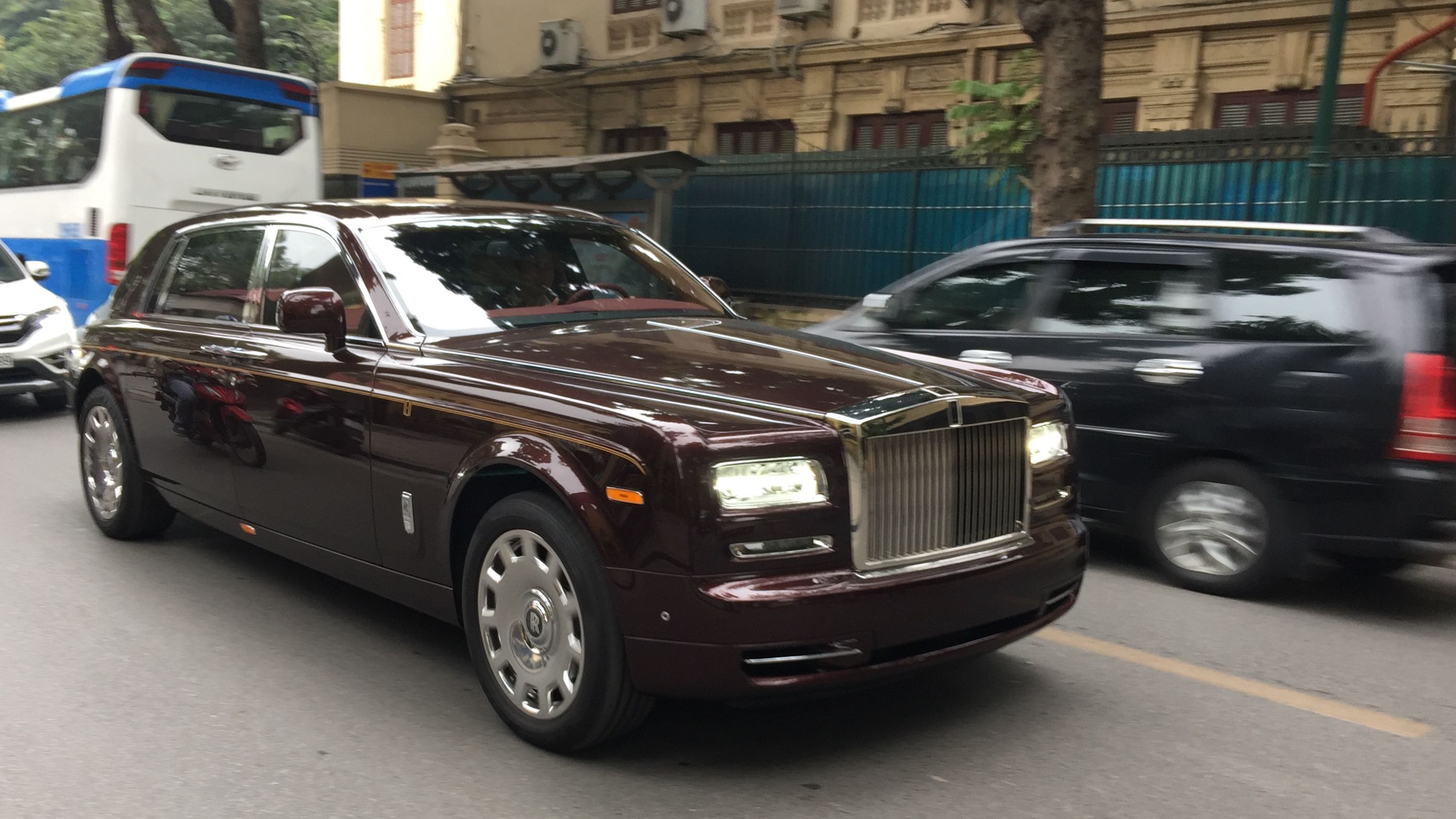 Bắt gặp Rolls Royce Phantom hàng thửa "ông Hổ" lăn bánh trên phố Hà Nội