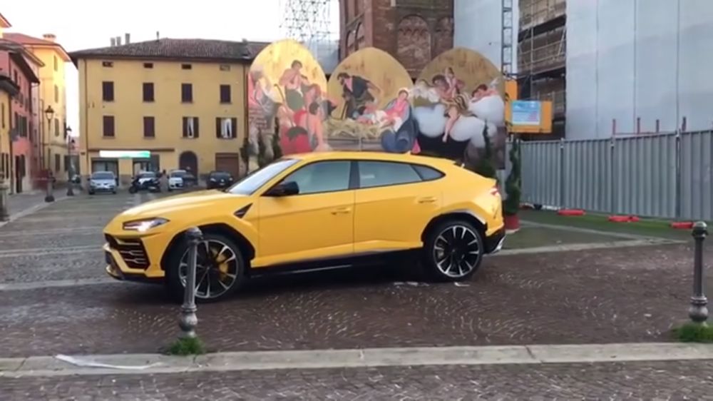 Lamborghini Urus đầu tiên lăn bánh trên phố bị 