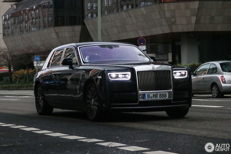 Gặp Rolls-Royce Phantom thế hệ mới "khổng lồ" trên phố