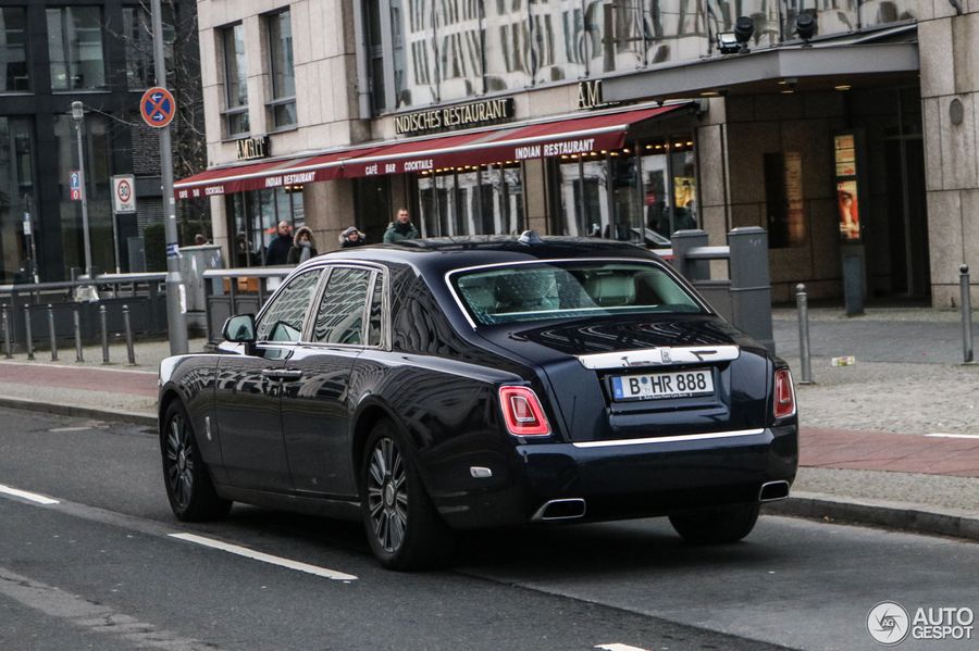 Gặp Rolls-Royce Phantom thế hệ mới "khổng lồ" trên phố