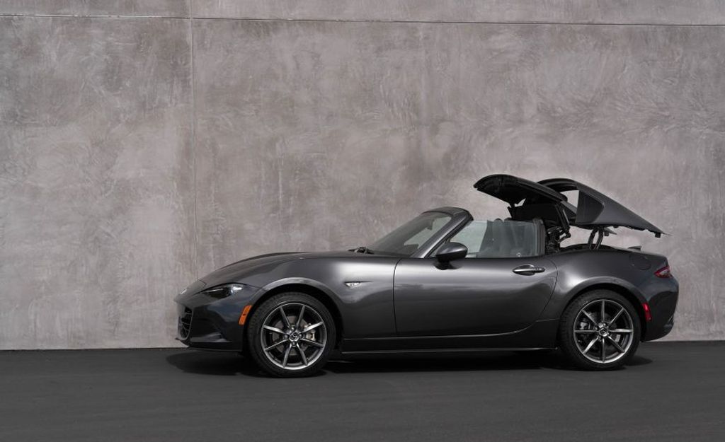 DAMD phù phép xe thể thao Mazda MX5 Miata phiên bản Batman