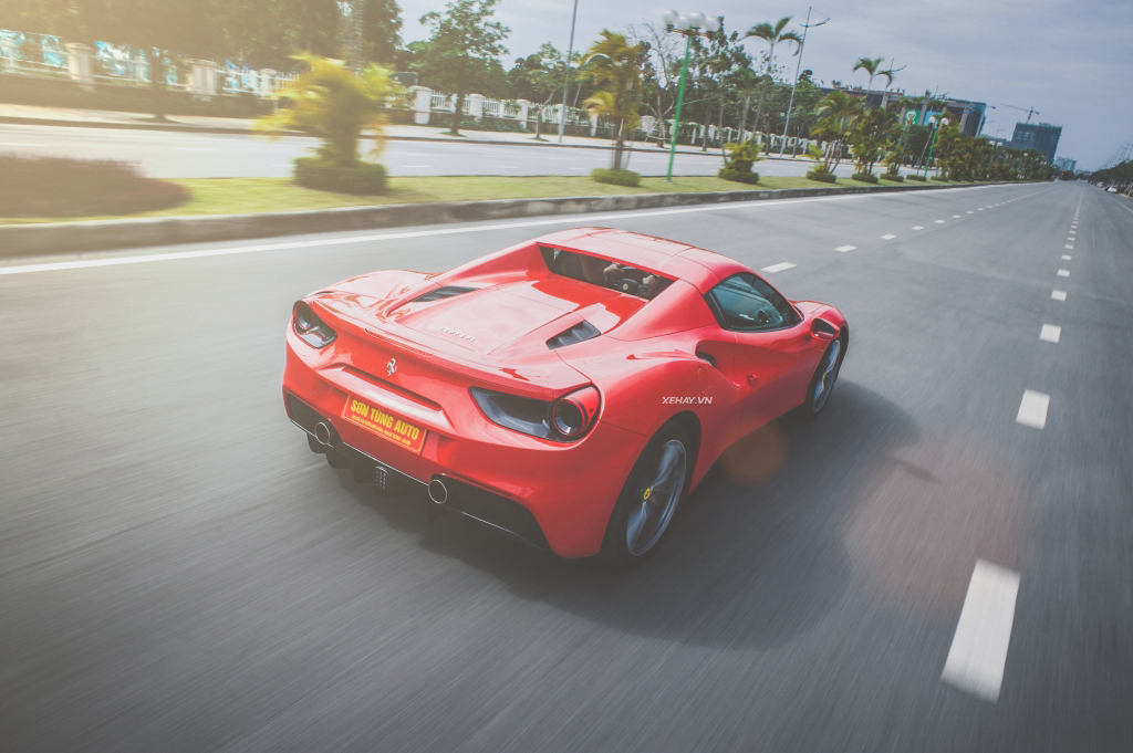 đánh Giá Xe Ferrari 488 Spider Bốn Bánh Xe Và Một Bầu