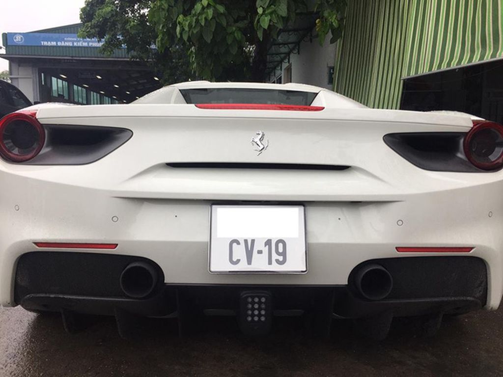 đánh Giá Xe Ferrari 488 Spider Bốn Bánh Xe Và Một Bầu