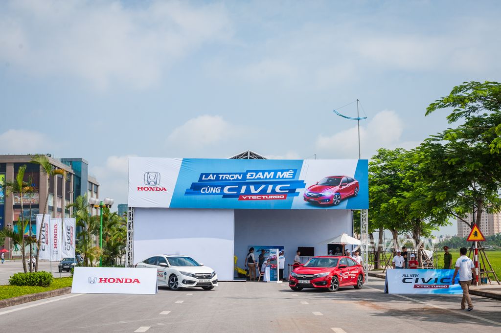 Khách hàng Hà Nội hào hứng trải nghiệm Honda Civic hoàn toàn mới