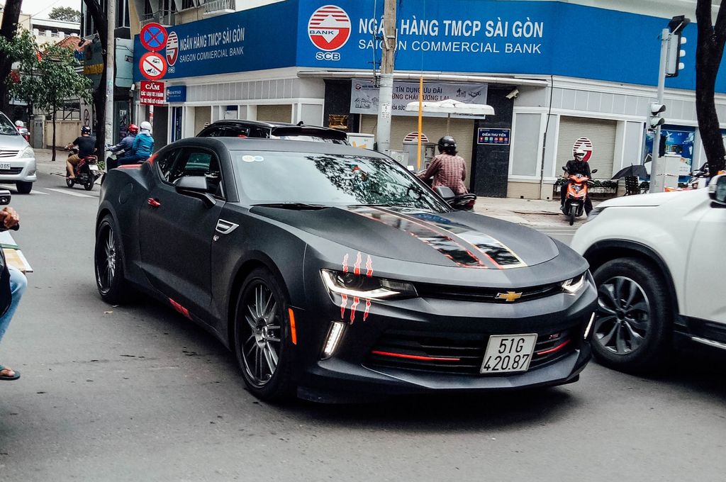 Sài Gòn: Quỷ dữ Chevrolet Camaro 2017 cực ngầu lướt phố