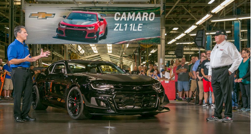 Chevrolet Camaro ZL1 1LE 2018 đầu tiên được trao tận tay cho Rick Hendrick