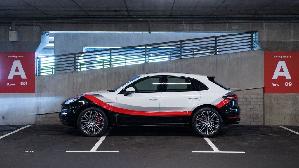 Chiêm ngưỡng Porsche Macan Turbo với đồ họa xe đua cực kỳ bắt mắt - ảnh 4 Chiêm ngưỡng Porsche Macan Turbo với đồ họa xe đua cực kỳ bắt mắt - ảnh 4