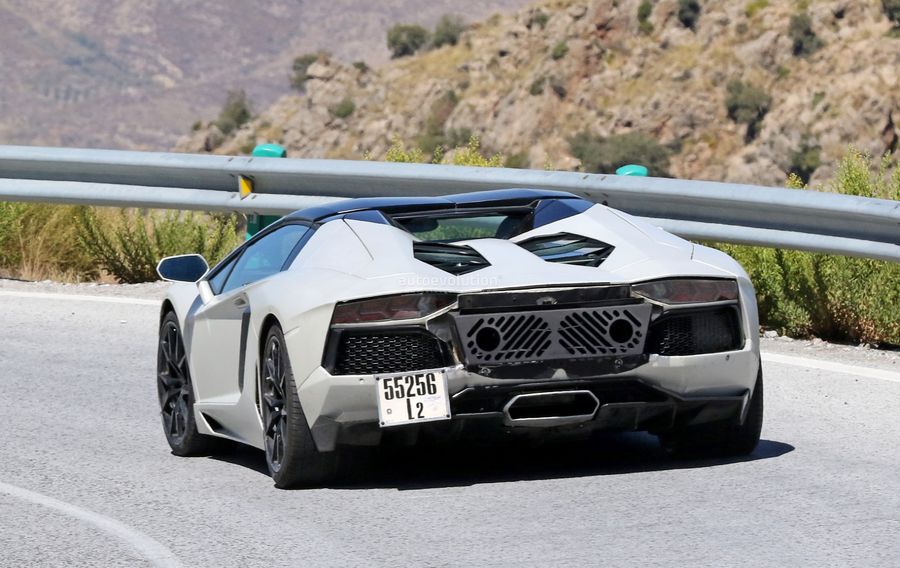 Chạm mặt người kế nhiệm của Lamborghini Aventador SV, với ống xả Performante