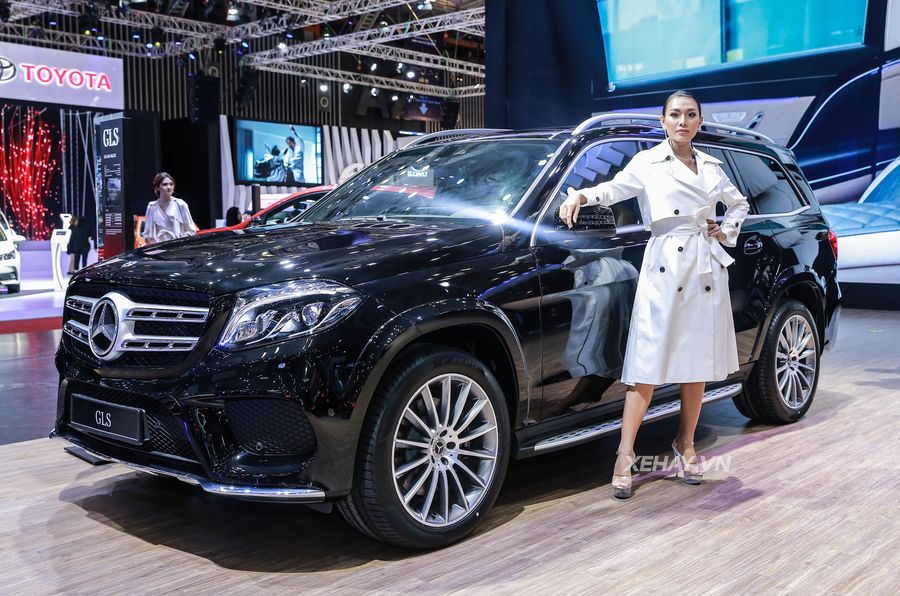 Dàn xế khủng và dàn mẫu cực chất của Mercedes-Benz Việt Nam tại VMS 2018