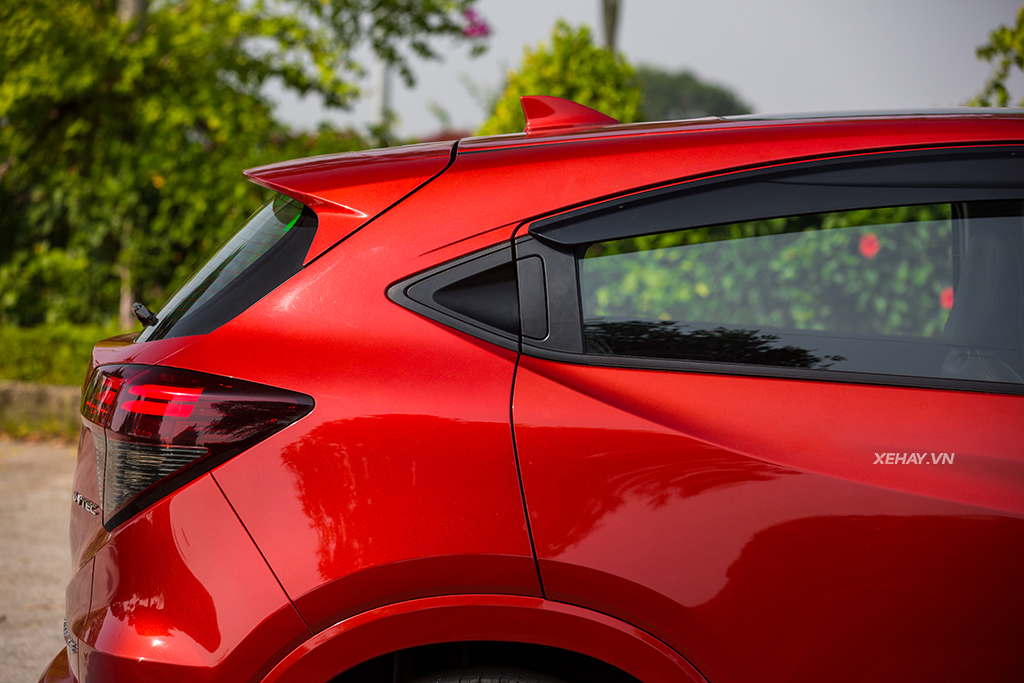 Hông xe Honda HR-V 2019 màu đỏ mới