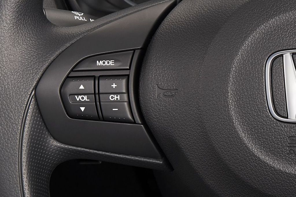 Các phím điều chỉnh trên vô lăng xe Honda Brio 2019
