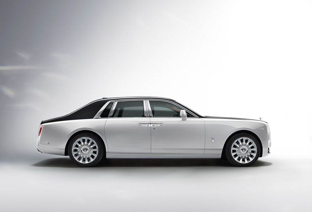 Rolls-Royce Phantom: Hãy nhìn vào hình ảnh xa hoa và đẳng cấp của chiếc Rolls-Royce Phantom và cảm nhận sự huyền bí mà nó mang lại. Với thiết kế tinh tế và đầy quyền lực, chiếc xe này đang chờ đợi bạn khám phá những tính năng tinh xảo và đẳng cấp của mình.