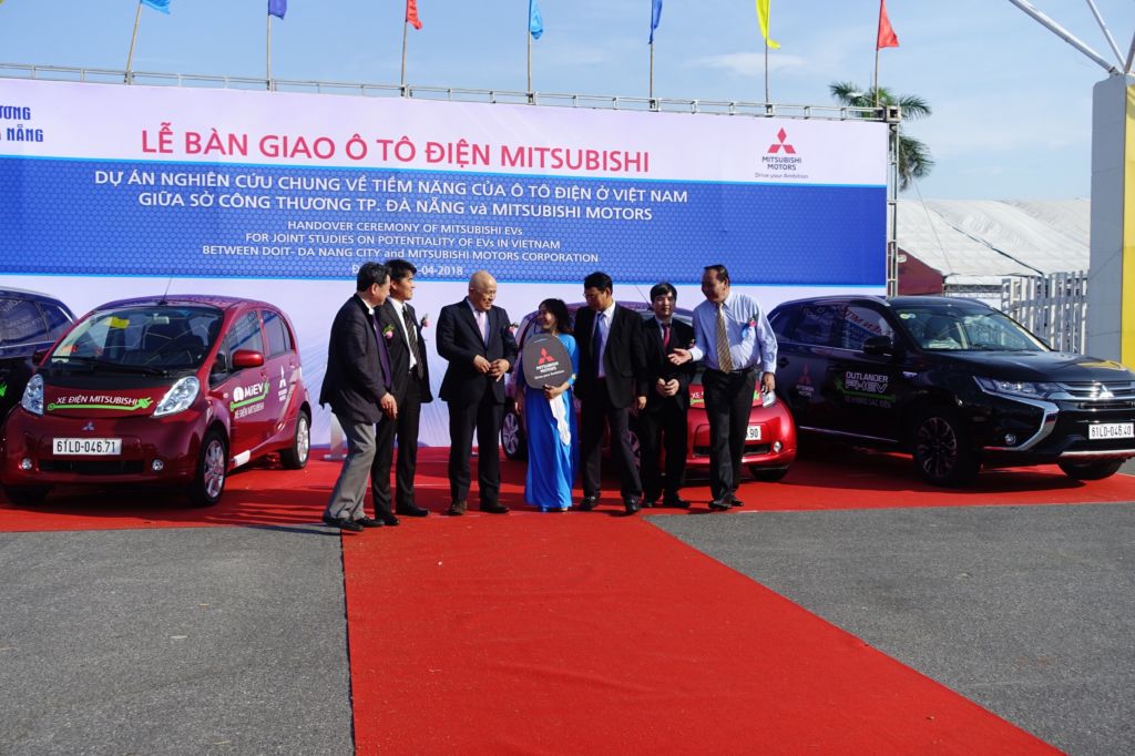 Mitsubishi Motors bàn giao xe điện cho Sở Công thương Đà Nẵng