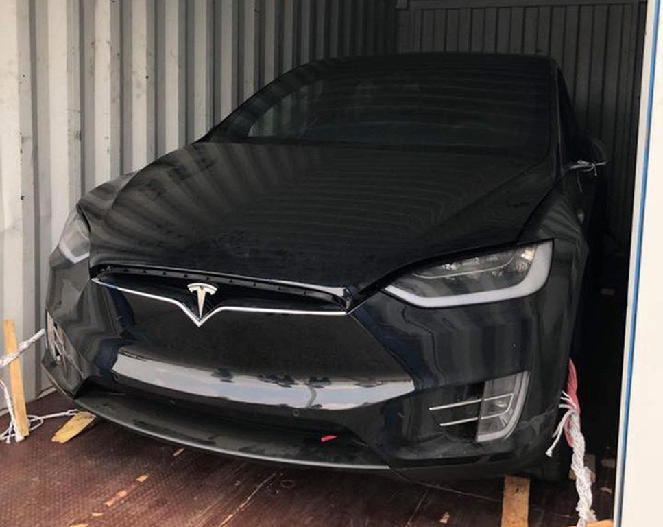 đại Gia đỗ Bình Dương Chồng Siêu Mẫu Ngọc Thạch Tậu Tesla