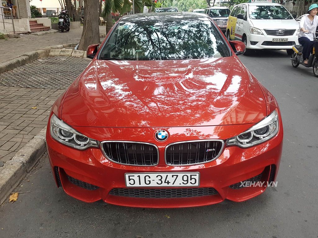 BMW M4 Coupe màu đỏ rực rỡ trên phố Sài Gòn