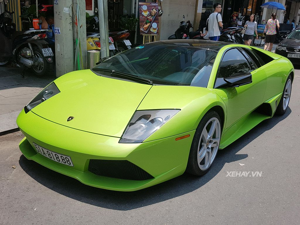 Lamborghini Murcielago xanh cốm biển bốn số 8 rực rỡ trong nắng Sài Gòn