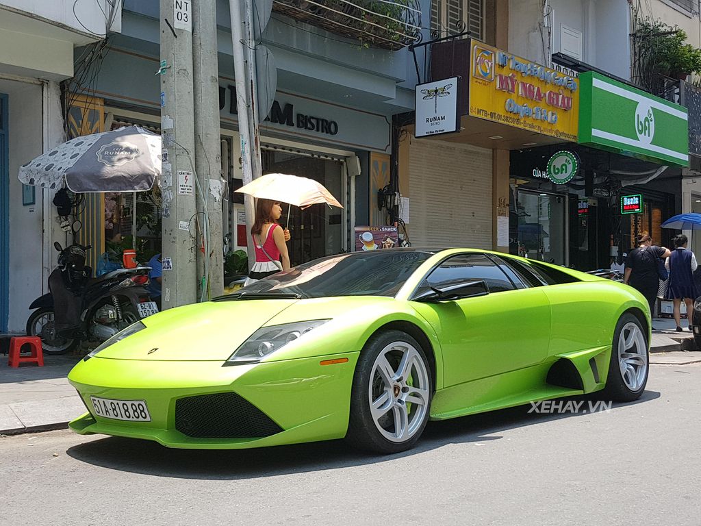 Lamborghini Murcielago xanh cốm biển bốn số 8 rực rỡ trong nắng Sài Gòn