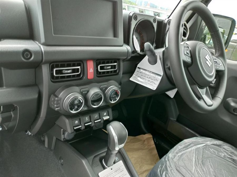 Suzuki Jimny 2019 hoàn toàn mới lần đầu xuất hiện trong diện mạo hoàn