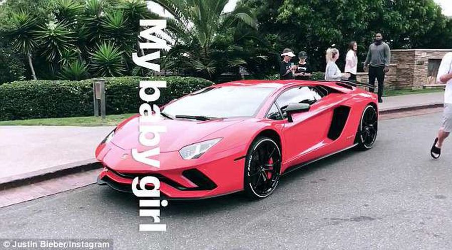 Justin Bieber gây chú ý với siêu xe Lamborghini Aventador S mới được giao  tới tận khách sạn