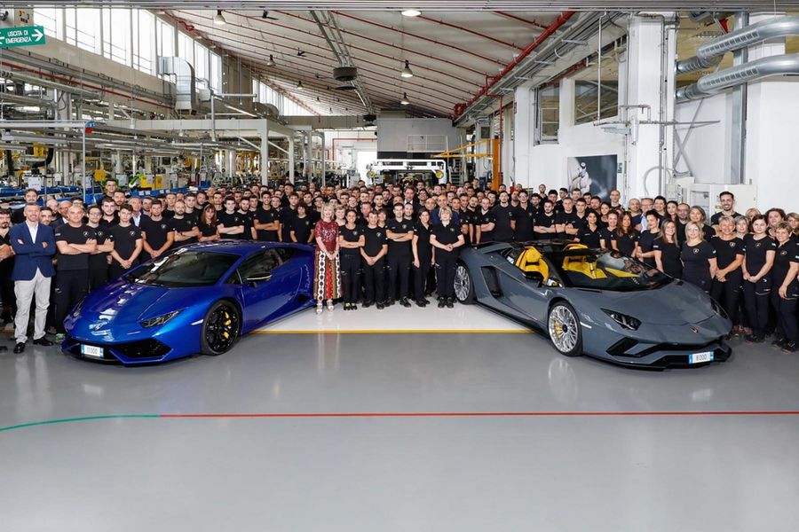 Lamborghini xuất xưởng chiếc Aventador thứ  và Huracan thứ 