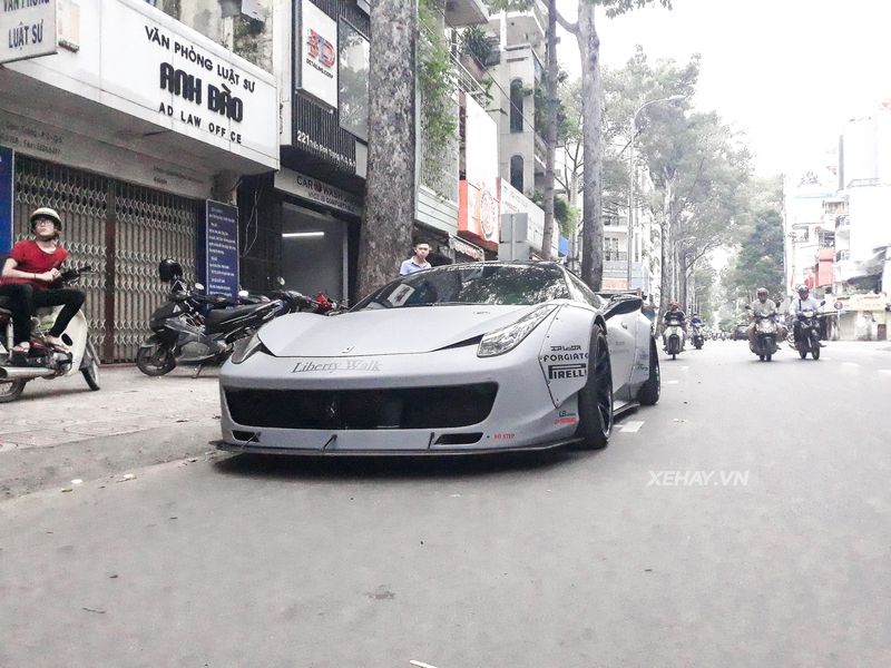 Sài Gòn: Ferrari 458 Italia Liberty Walk cởi bỏ áo xanh ngọc, quay về ...
